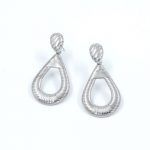 gynaikeia-skoularikia-karfota-asimi-apo-atsali-me-perla jewelry stainless steel silver earrings