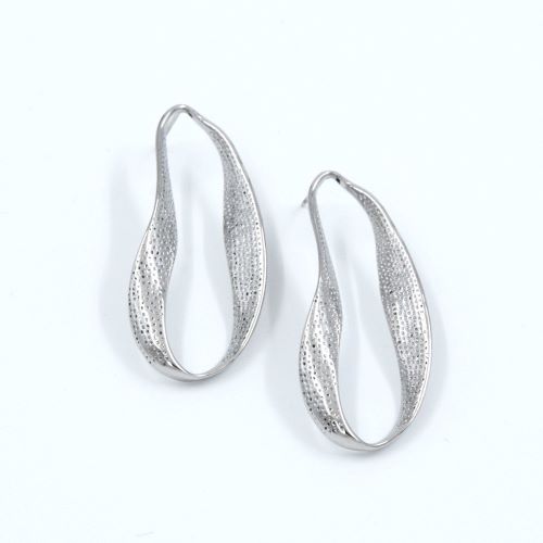 gynaikeia-skoularikia-karfota-asimi-apo-atsali-sfirilata silver stainless steel earrings jewelry