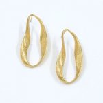 gynaikeia-skoularikia-karfota-xrysa-apo-atsali-sfirilata golden earrings jewelry stainless steel