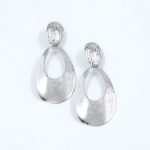 gynaikeia-skoularikia-kremasta-asimi-atsali-me-anaglyfo-sxedio earrings jewelry silver stainless steel