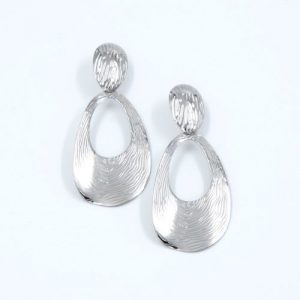 gynaikeia-skoularikia-kremasta-asimi-atsali-me-anaglyfo-sxedio earrings jewelry silver stainless steel