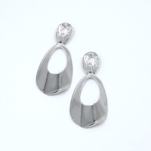 gynaikeia-skoularikia-kremasta-asimi-atsali-me-anaglyfo-sxedio earrings jewelry silver stainless steel